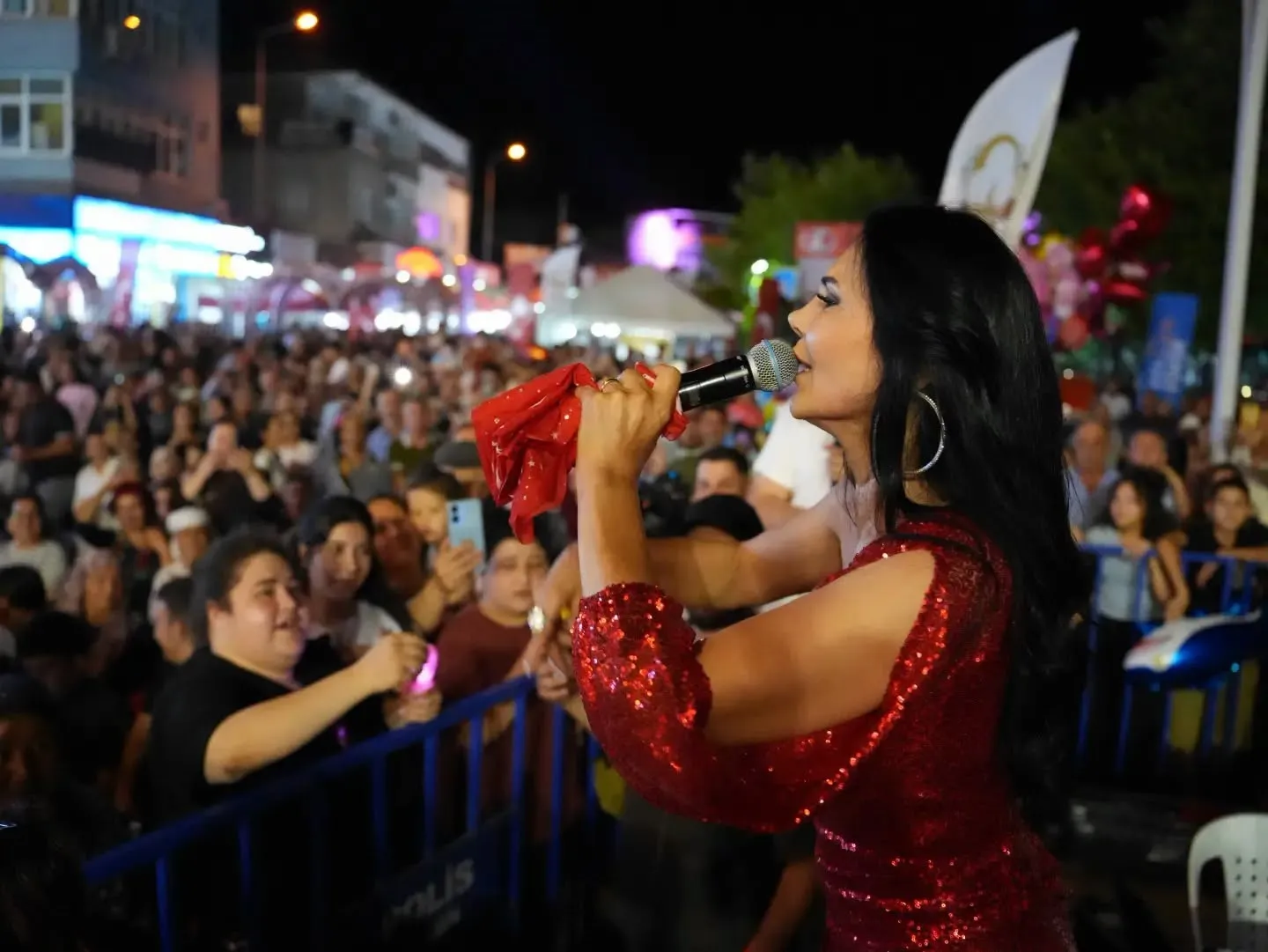 Koçarlı'da müzik ziyafeti: Ayşe Dinçer sahneye çıktı, meydanlar dolup taştı