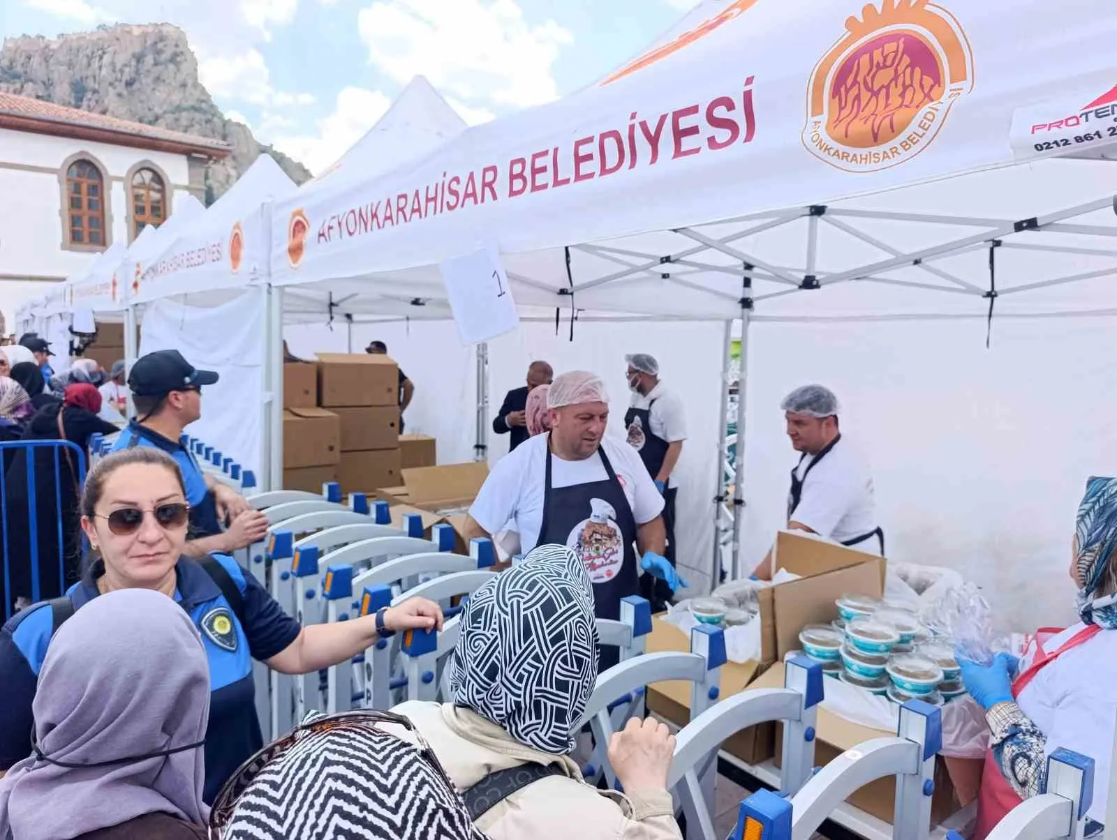 Afyonkarahisar’da 500 yıllık gelenek: 40 hatimle hazırlanan şifalı aşureler paylaşıldı