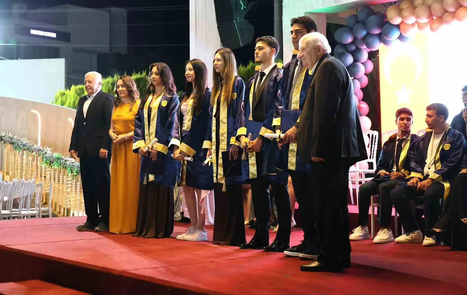 Genç mezunlara duygusal veda: Geleceğin mimarları yola çıkıyor