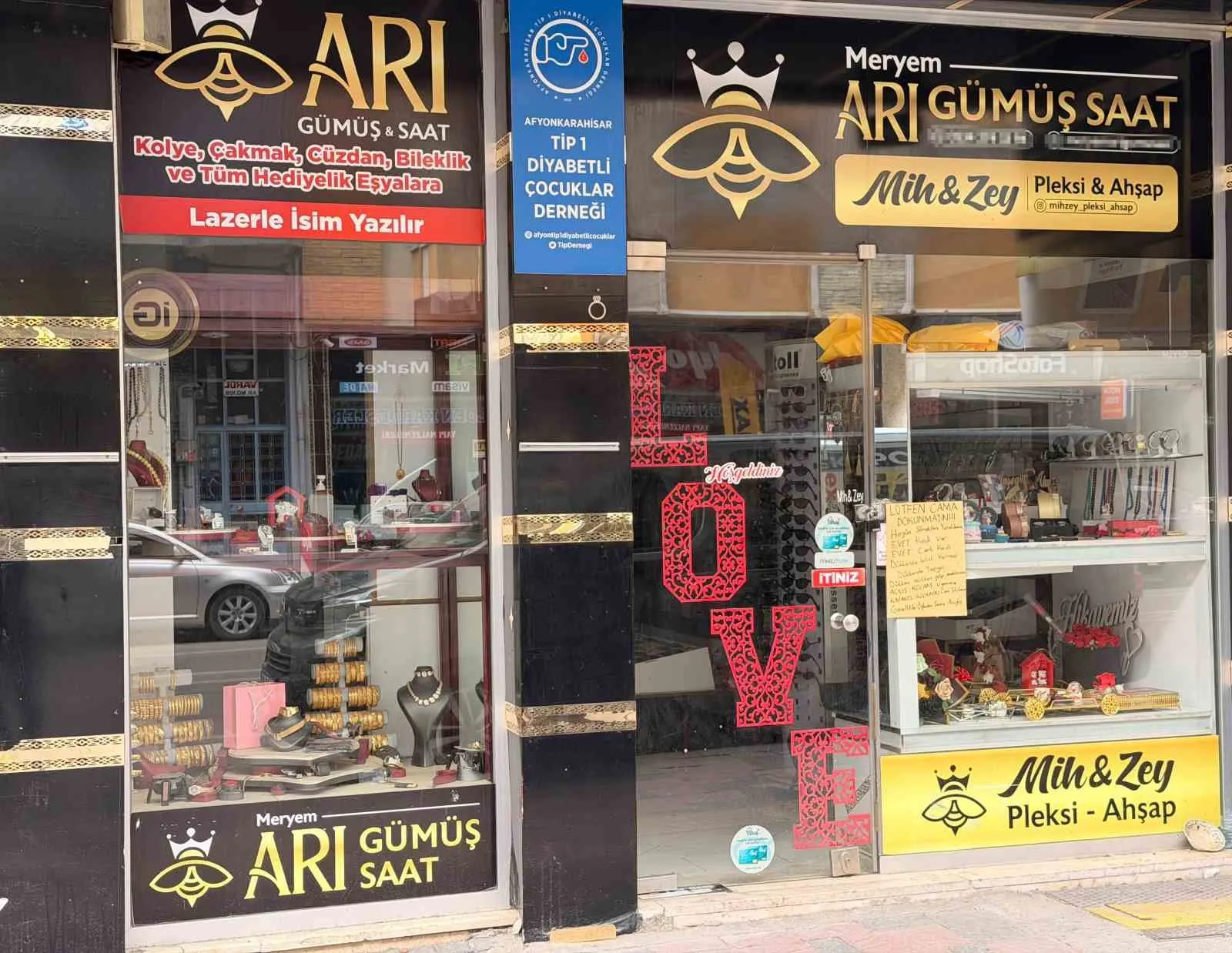 Afyonkarahisar’da vitrin krizi: Kedi meraklılarına mizahi çözüm