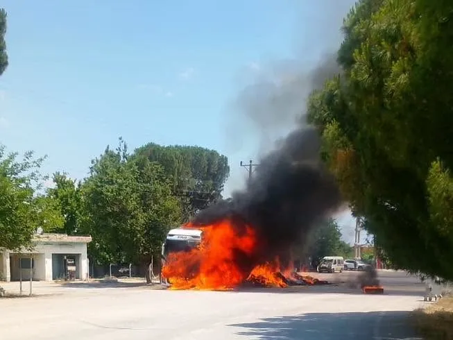 Sarayköy yolunda korku dolu anlar: Saman yüklü tır küle döndü
