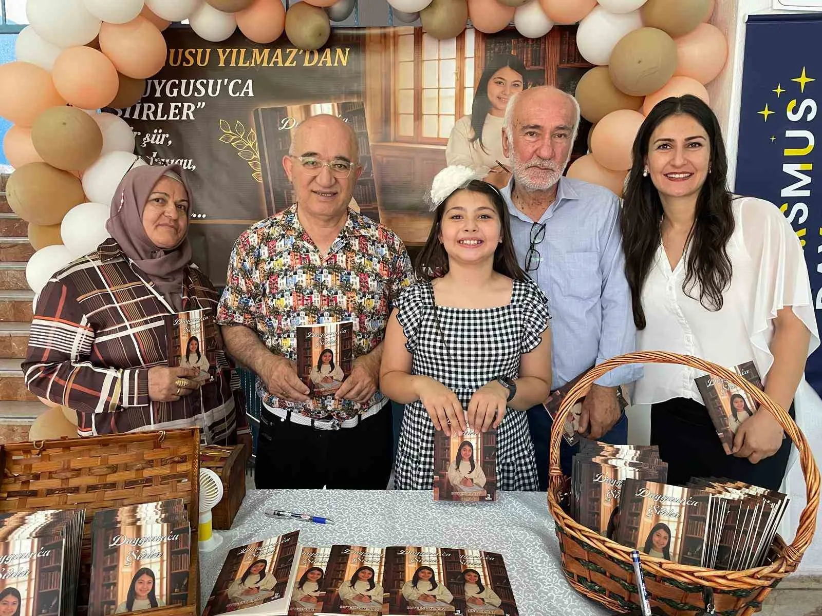 Küçük şairin büyük hayali: 10 yaşında ilk kitabını imzaladı