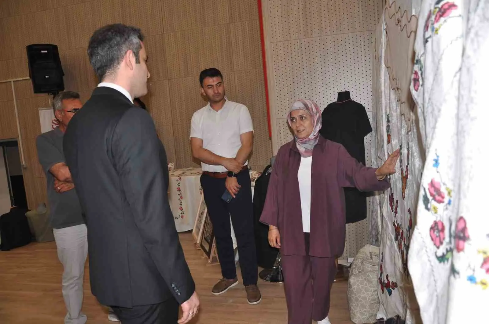 Selendi’de sanat rüzgarı: Kursiyerlerin el emeği eserleri hayran bıraktı