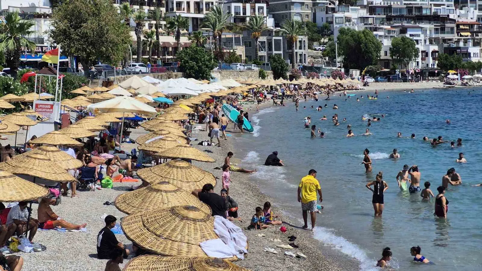 Bodrum'da termometreler zirveyi gördü: Tatilciler soluğu serin sularda aldı