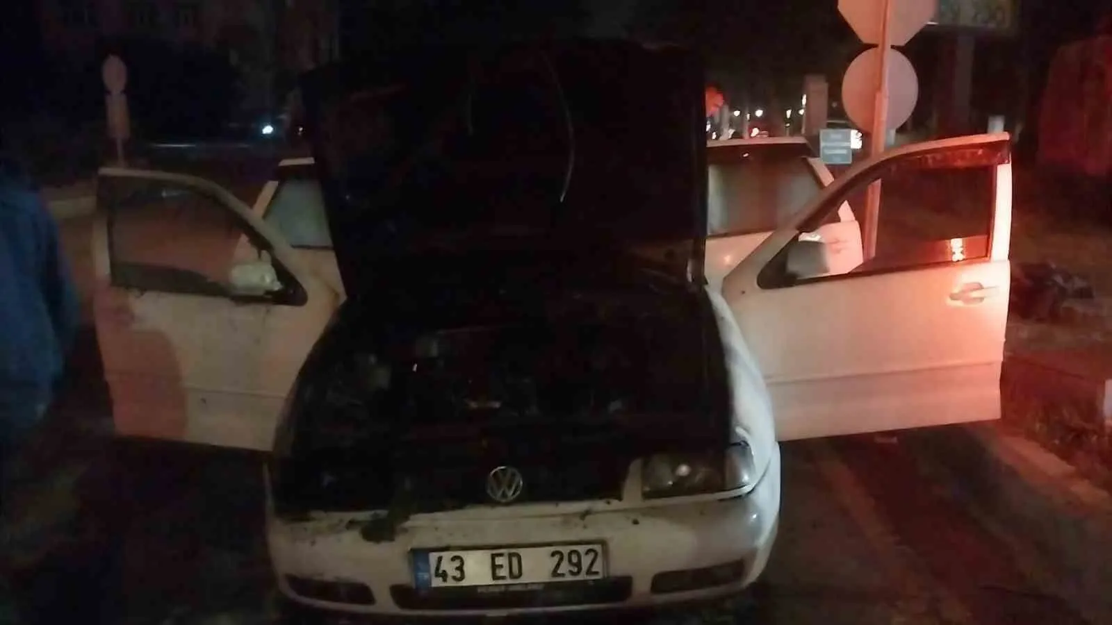 Kütahya trafiğinde korku dolu anlar: Seyir halindeki otomobil alevlere teslim oldu