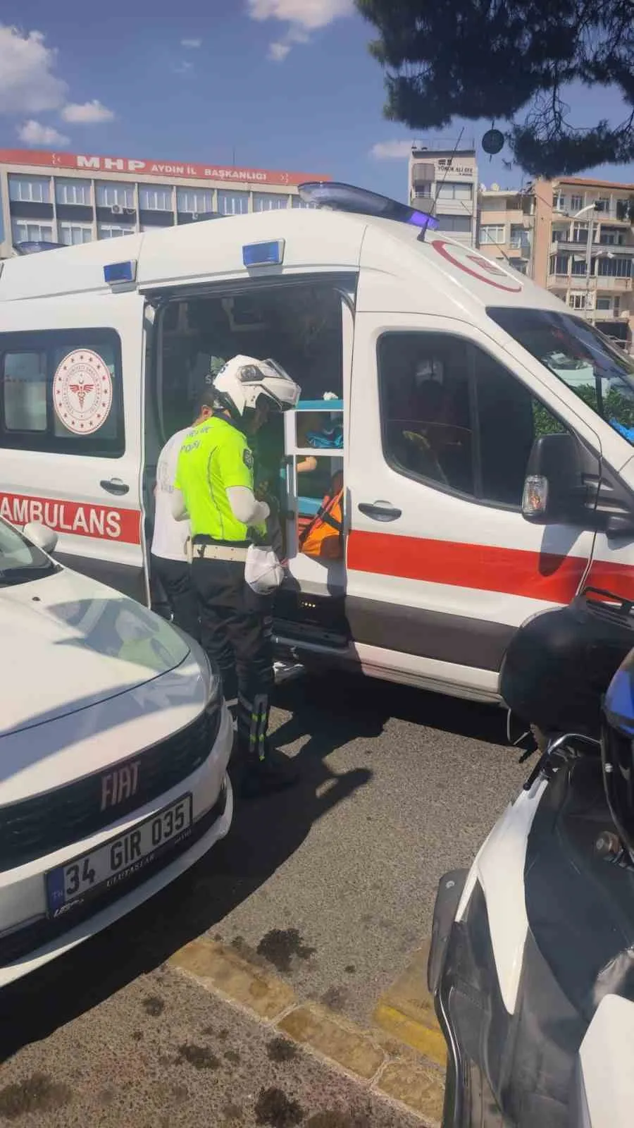 Efeler'de korkutan kaza: Sıkıştırılan motosikletli metrelerce sürüklendi