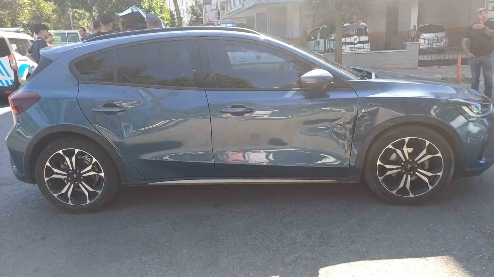 Efeler’de trafik kabusu: Kavşakta çarpışan motosikletteki yolcu yaralandı