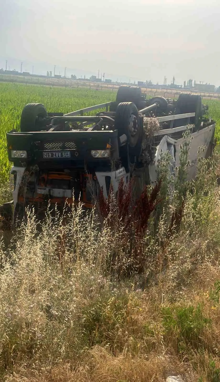 Afyonkarahisar yolunda AFAD tırı kaza yaptı: 2 yaralı