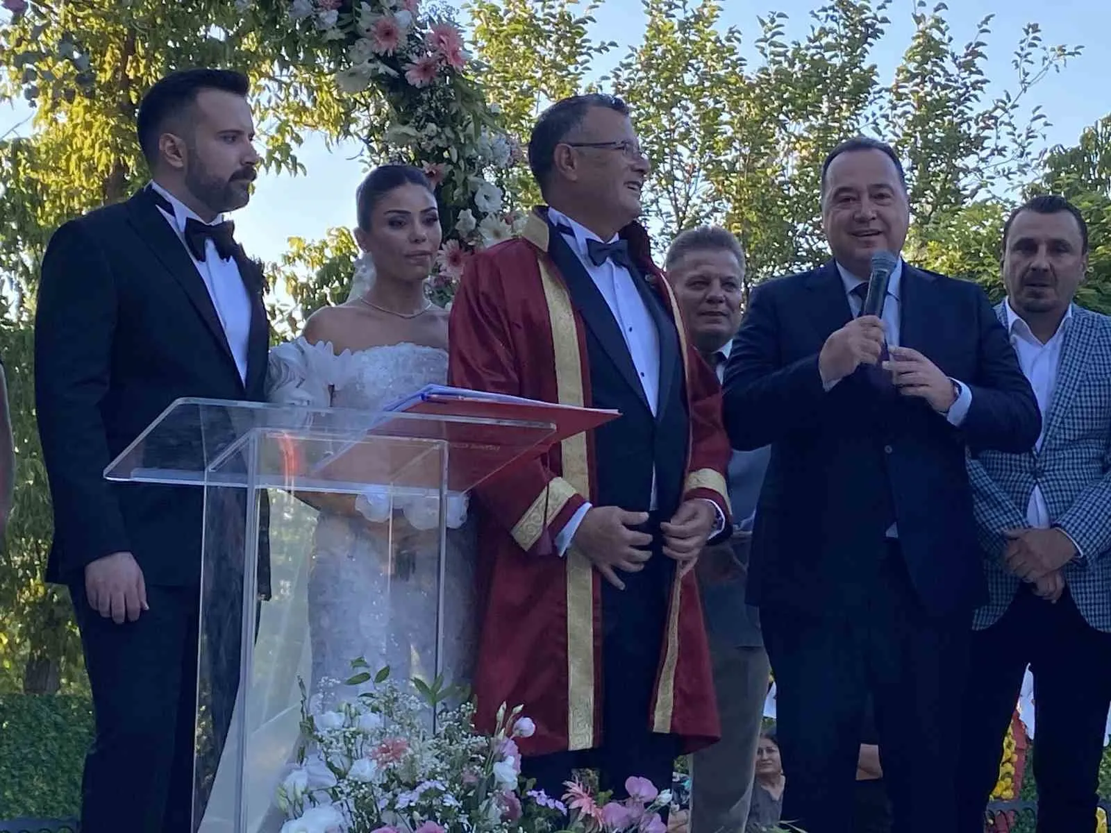 Başkan Öküzcüoğlu için en özel imza: Oğlu ve gelini için nikah masasına oturdu