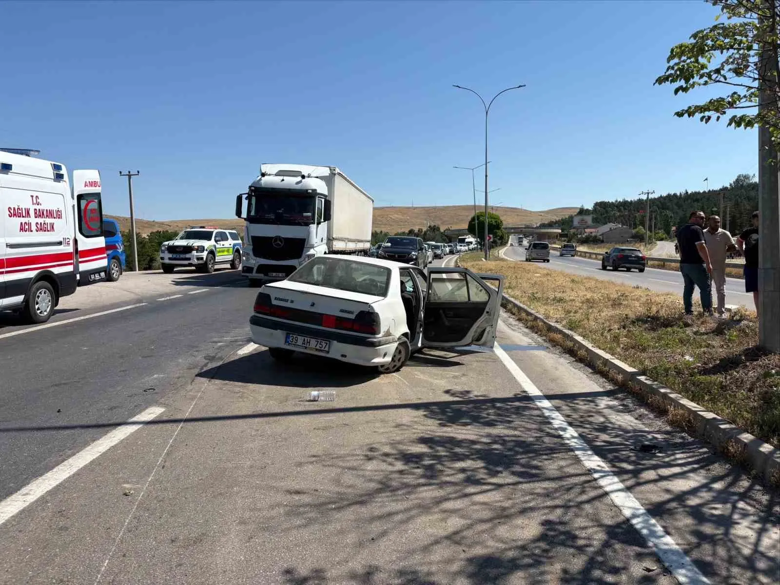 Afyonkarahisar'da dehşet anları: Bariyerlere çarpan araç hurdaya döndü