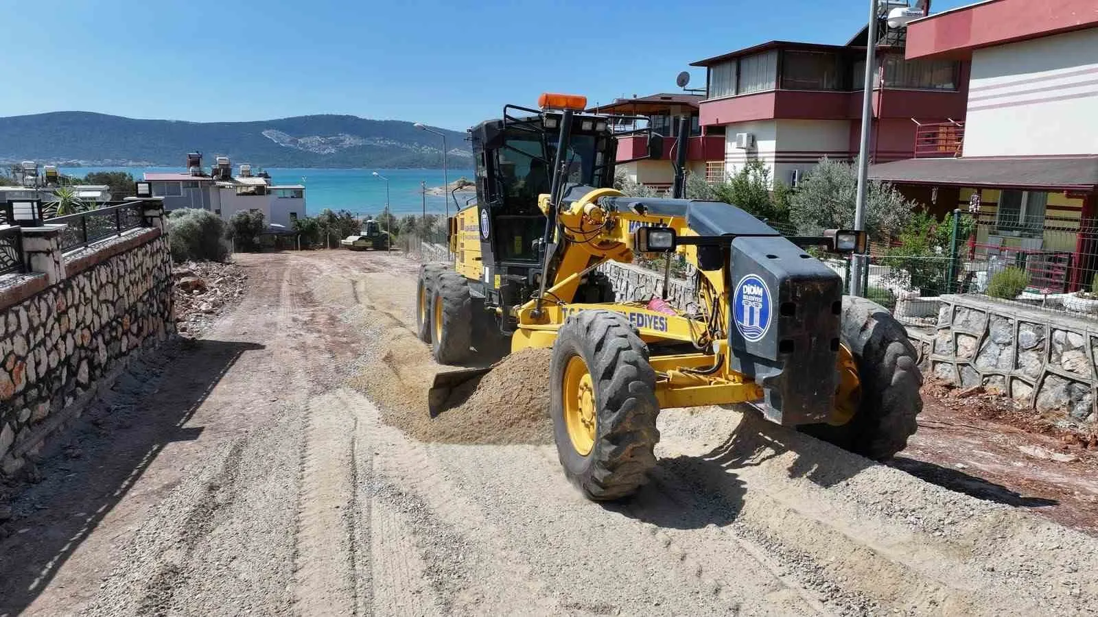 Akbük’te ulaşım seferberliği: Didim Belediyesi kendi üretimiyle yolları yeniliyor