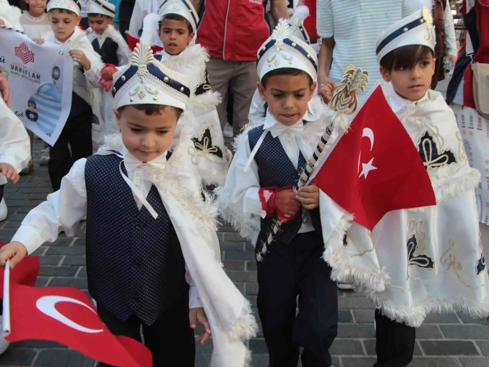 Uşak’ta asırlık gelenek yaşatıldı: 25 çocuk için unutulmaz şölen