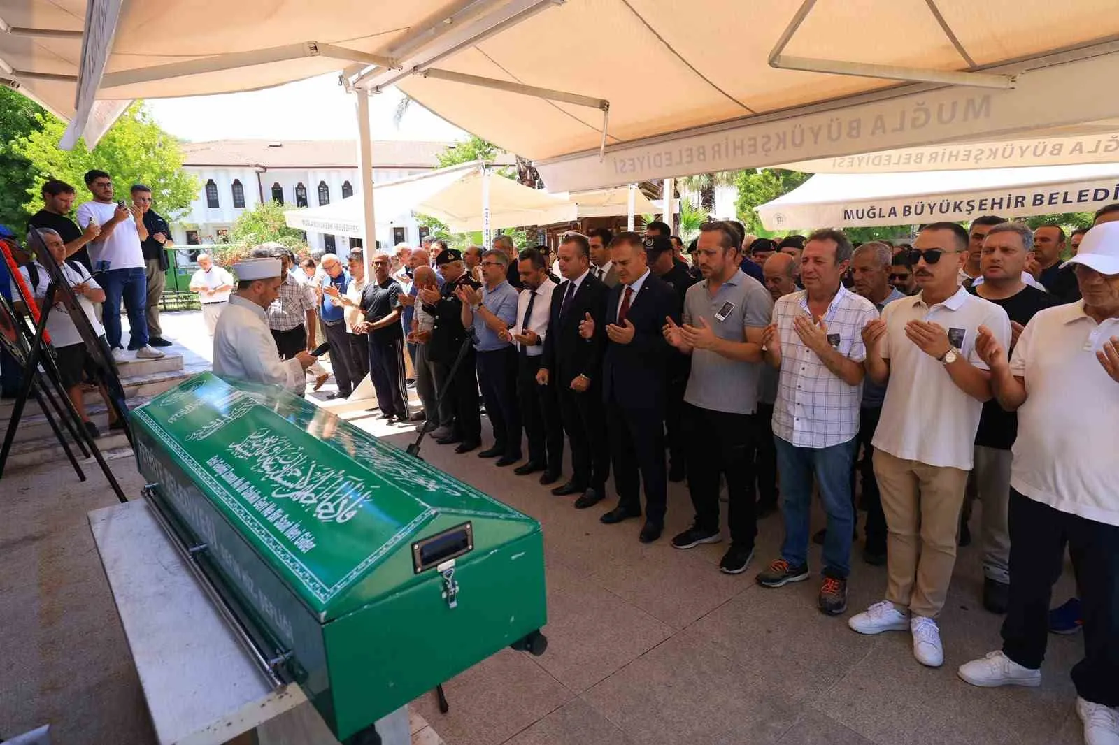 Vali Akbıyık acılı aileyi yalnız bırakmadı: Şehit babası son yolculuğuna uğurlandı