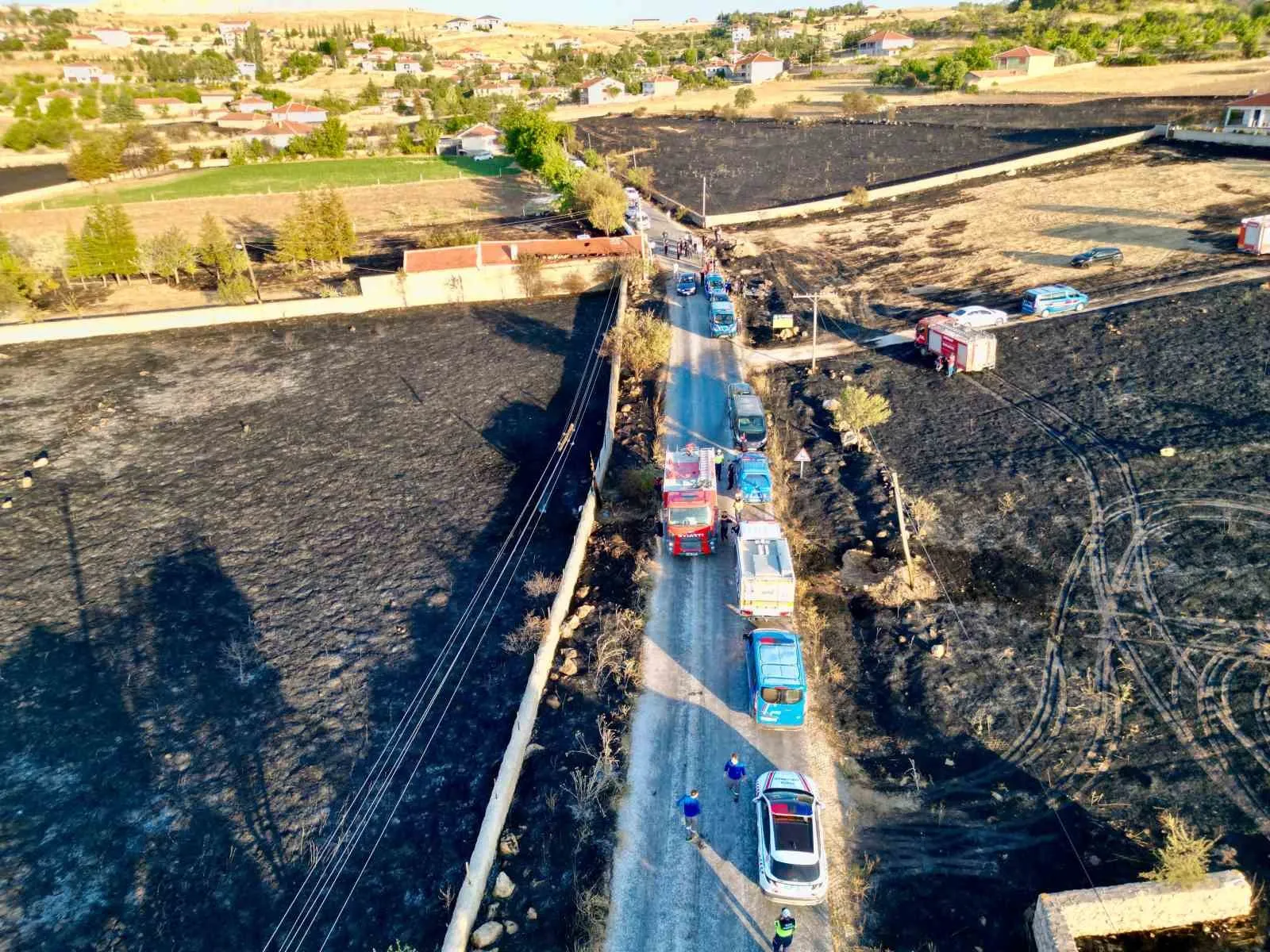 Alevlerin ortasında kalan otomobili jandarma son anda kurtardı