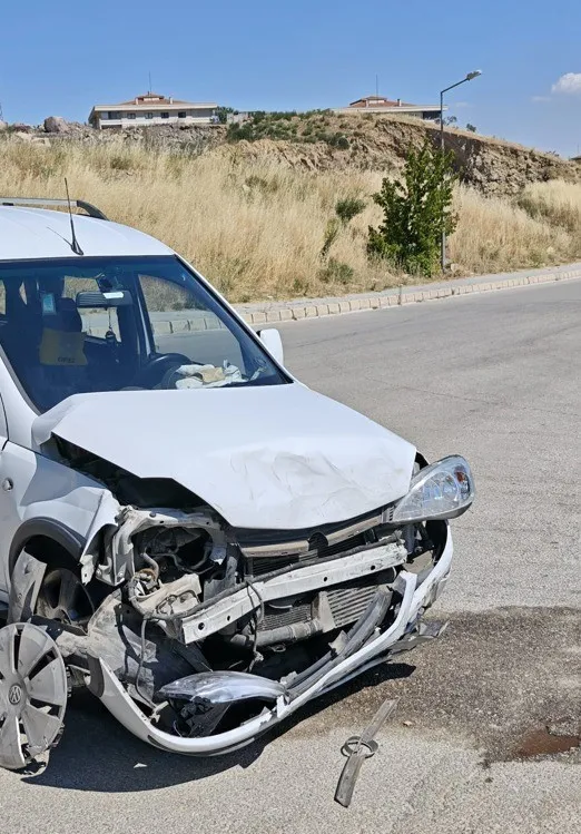 Afyonkarahisar'da trafik kabusu: İki hafif ticari araç birbirine girdi