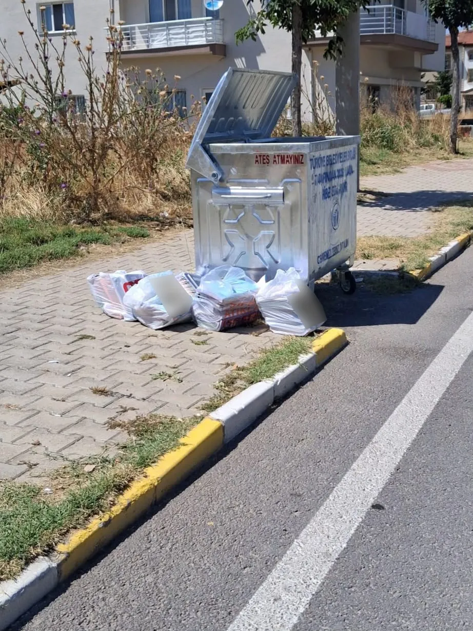Bolvadin'de vicdan sızlatan görüntüler: Çöp konteynerleri boş ama sokaklar atık dolu