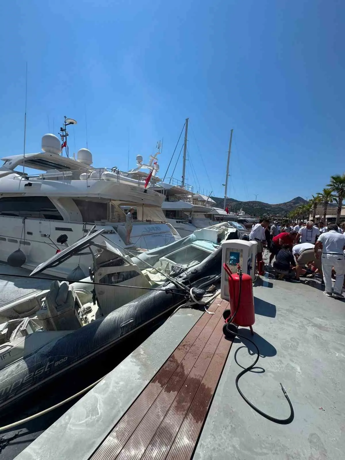 Bodrum'da korku dolu anlar: Temizlik yaparken kontrolden çıkan bot rıhtıma çakıldı