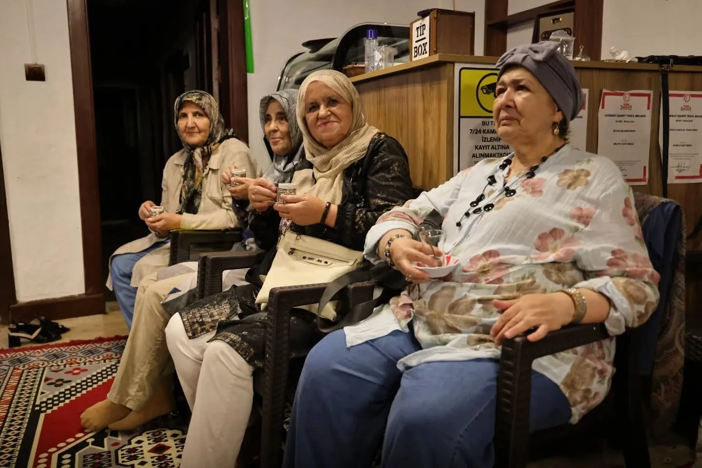 Kütahya’da nostalji rüzgarı: Şalvar ve örgüyle geleneklere selam durdular