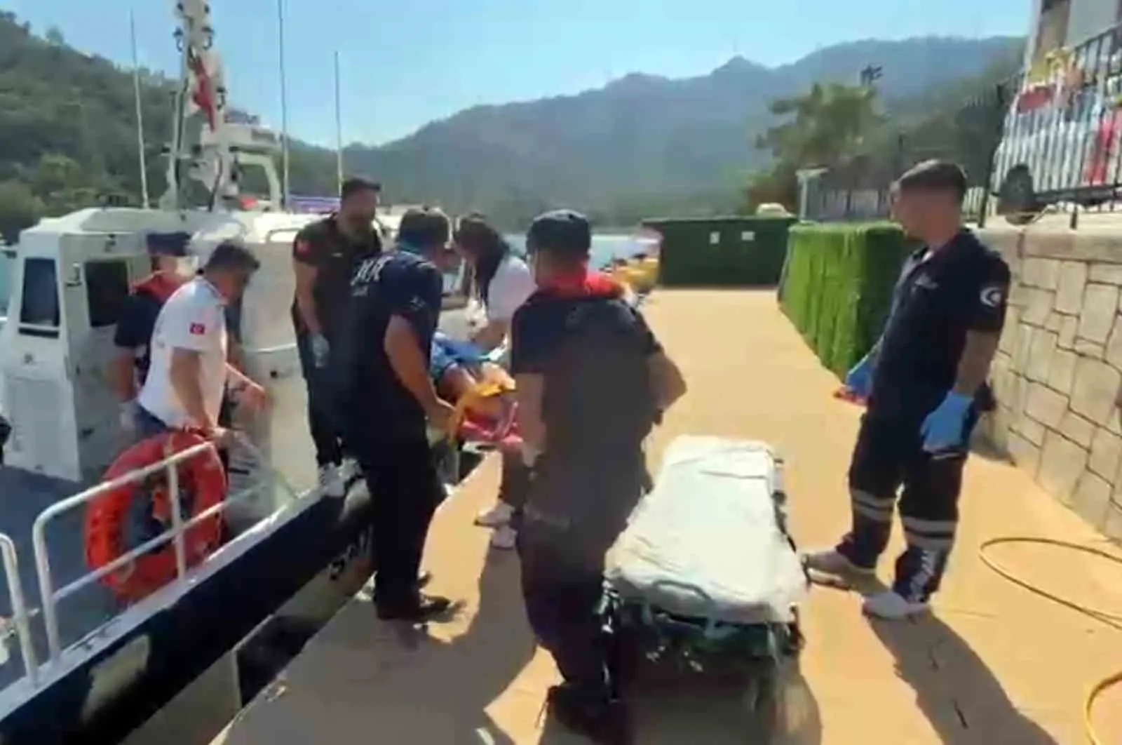 Fethiye açıklarında deniz üzerinde nefes kesen operasyon: İki yaralı kıyıya yetiştirildi