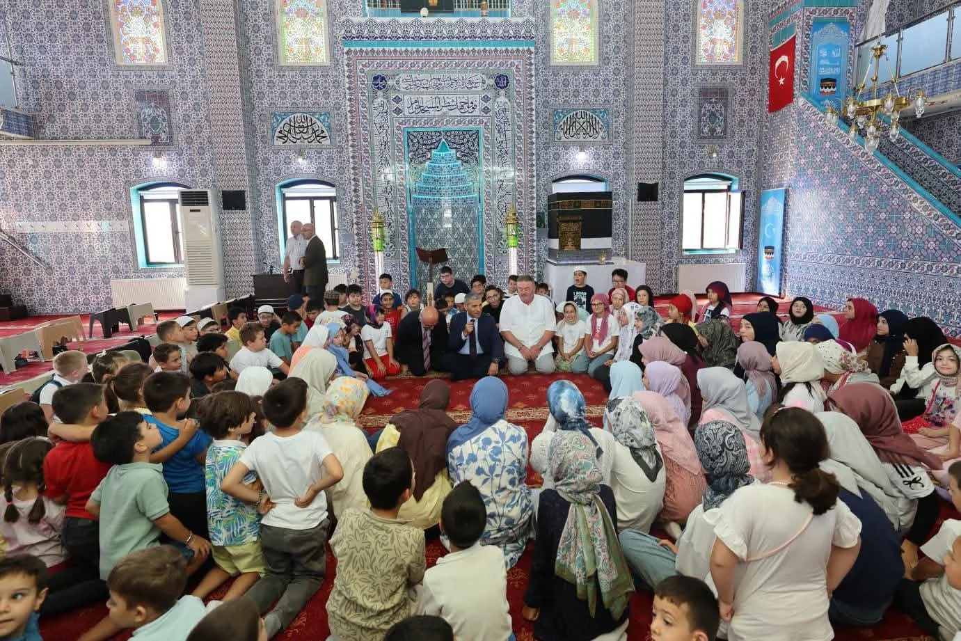 Minik öğrencilerin cami heyecanına Vali Aktaş ortak oldu