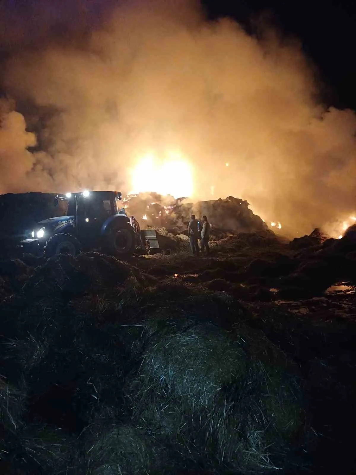 Çine’de geceyi aydınlatan felaket: 150 ton saman kül oldu