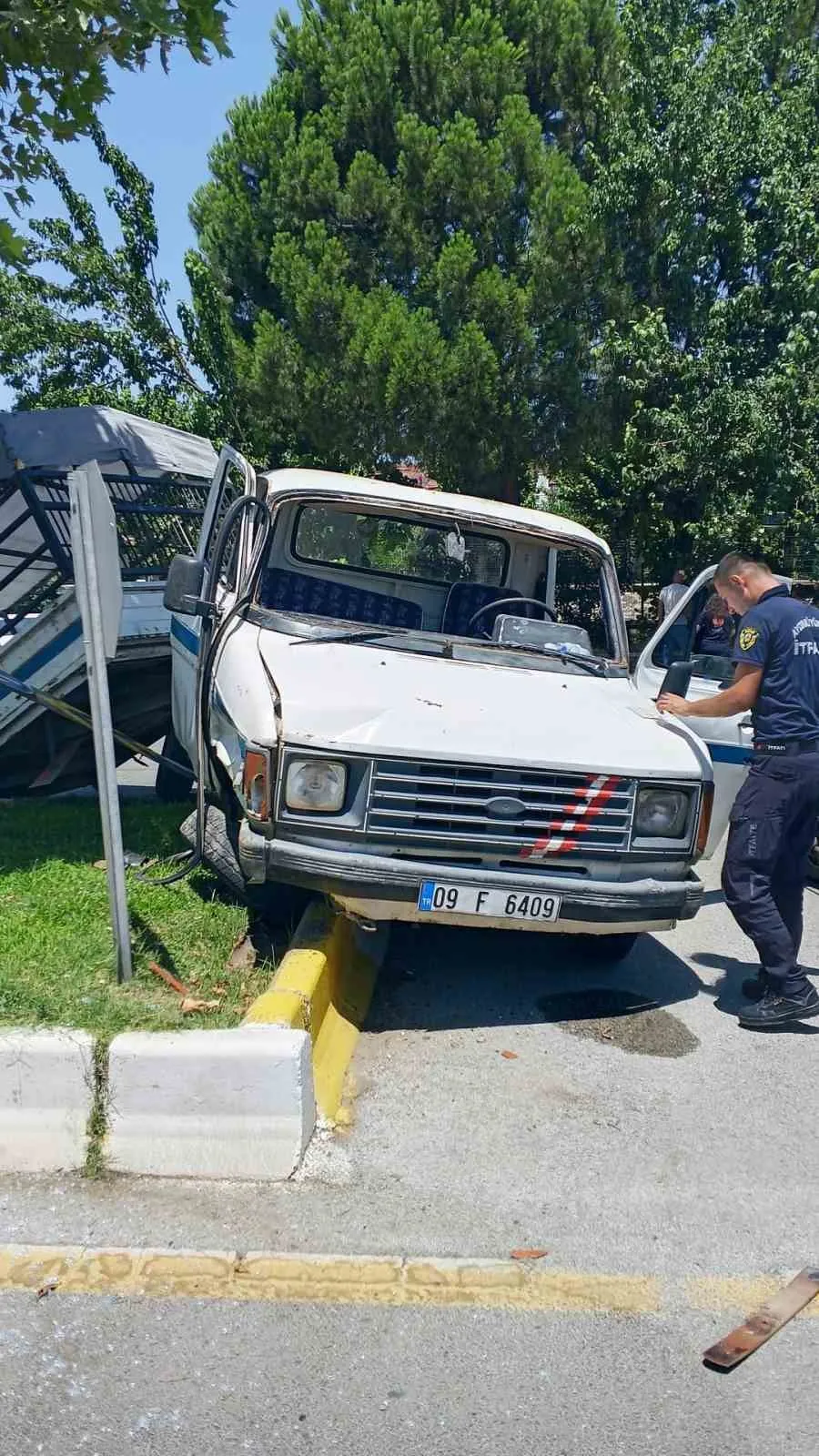 Efeler’de trafik kabusu: Kamyonet refüje uçtu