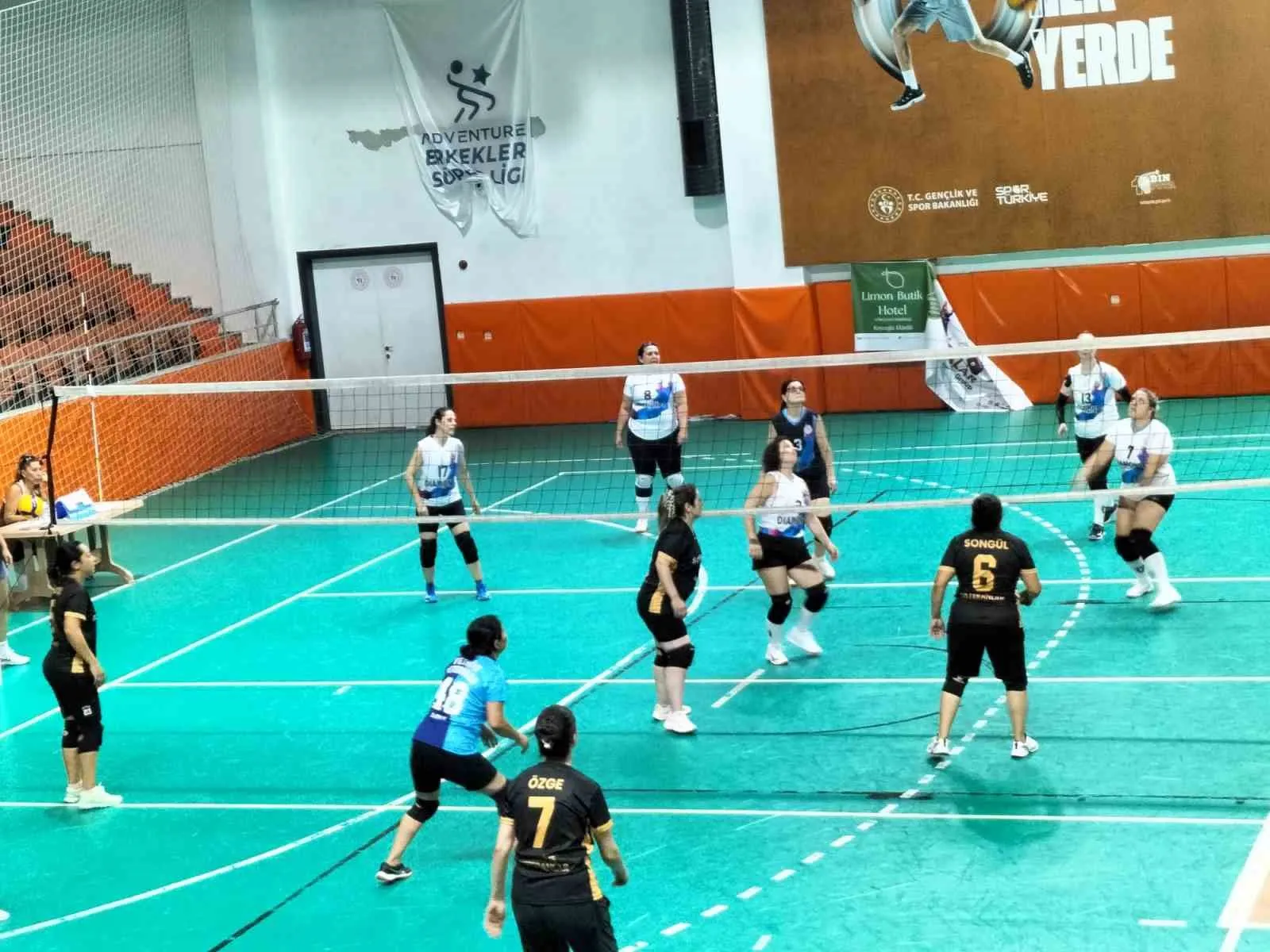 Köyceğiz’de voleybol şöleni: Veteranlar parkede fırtına gibi esti