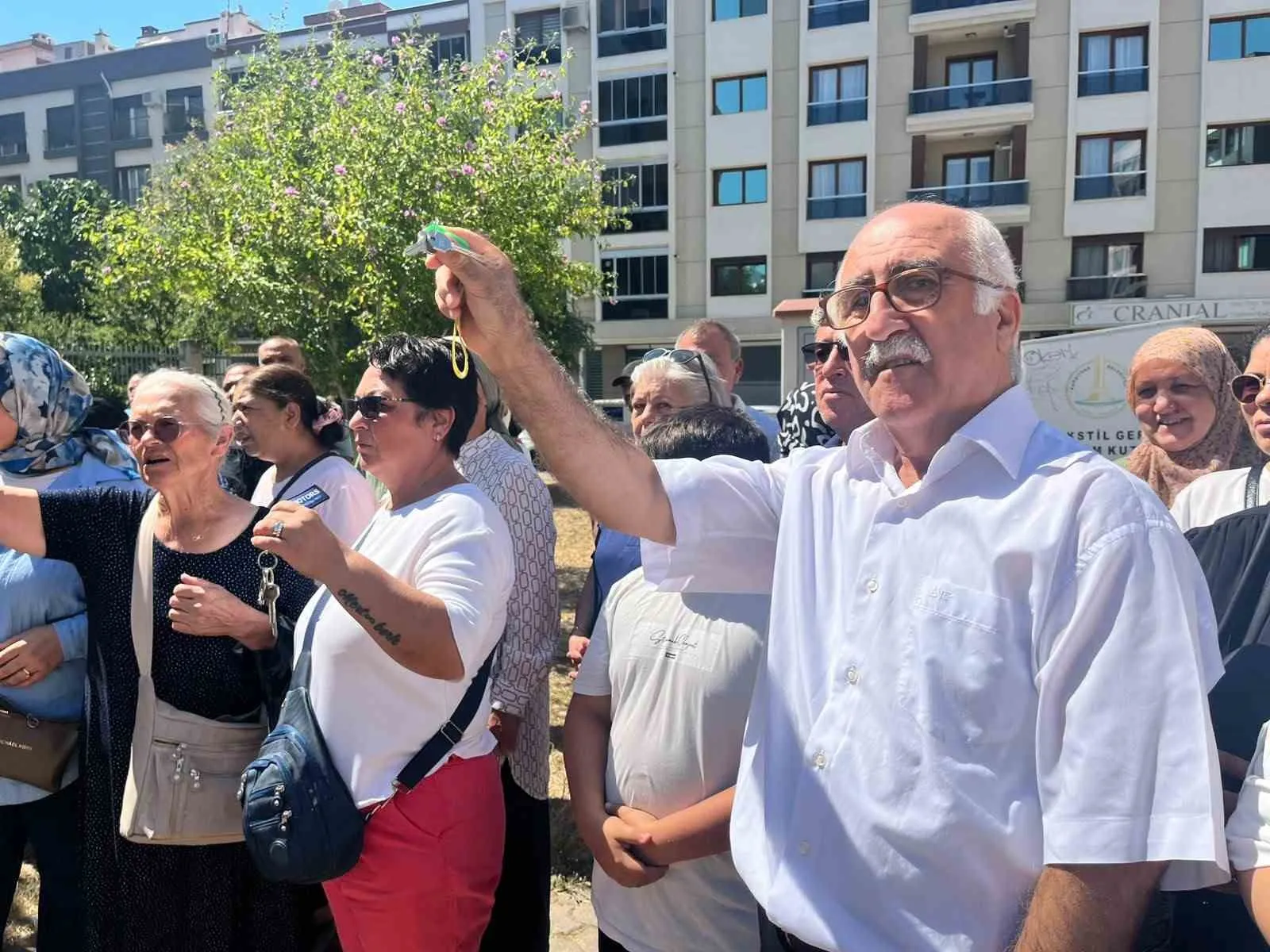 Örnekköy’de anahtarlar havada: Hak sahiplerinden teslimat isyanı