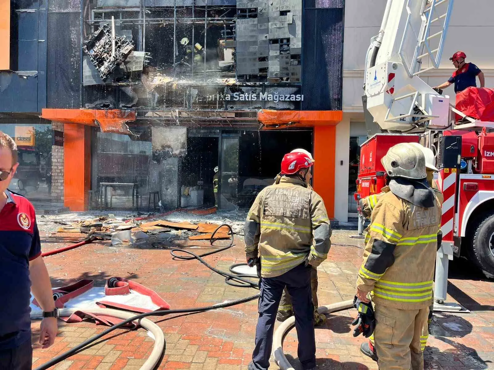Karabağlar’da korkutan yangın: Mobilya mağazası küle döndü