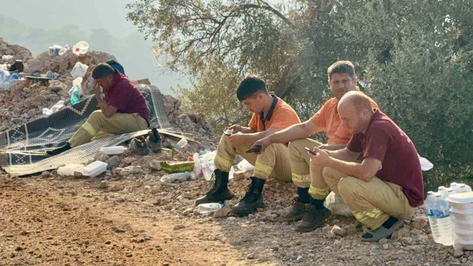 Fethiye'de alevlerle bitmek bilmeyen randevu: Yeşil vatan için siper oldular