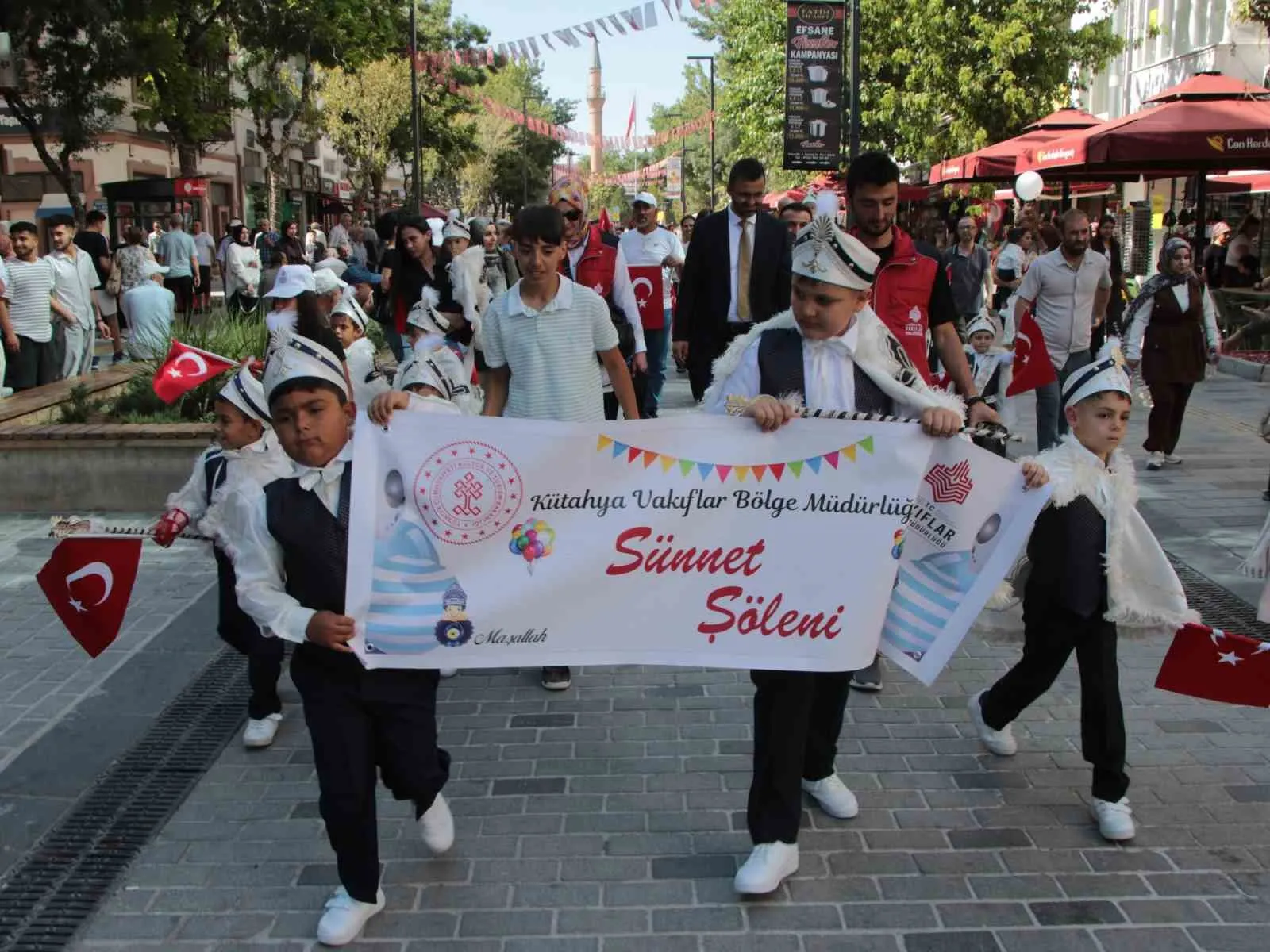 Uşak’ta asırlık gelenek yaşatıldı: 25 çocuk için unutulmaz şölen