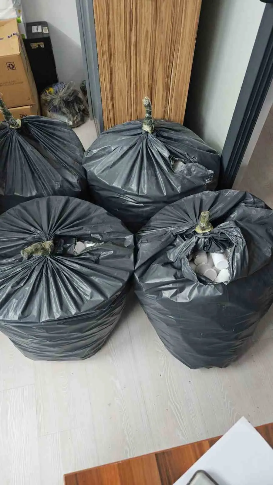 Bornova sokaklarında nefes kesen kovalamaca: Terk edilen araçtan uyuşturucu deposu çıktı