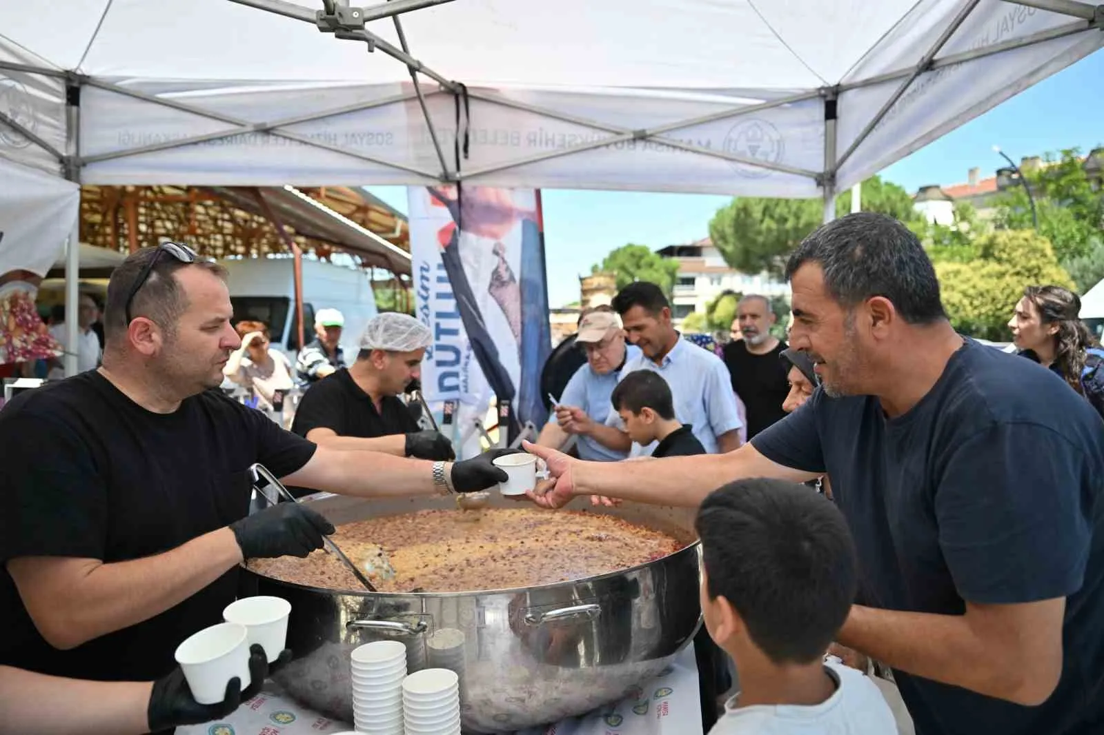 Manisa'da Muharrem ayı geleneği: Pazaryerleri aşure kokusuyla şenlendi