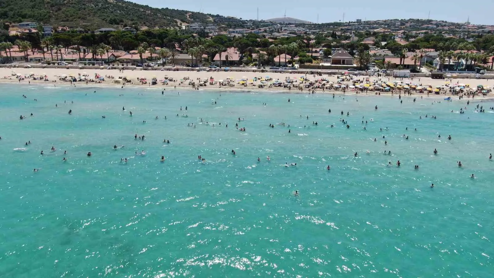 Çeşme sahillerinde hafta sonu bereketi: Ilıca'da adım atacak yer kalmadı