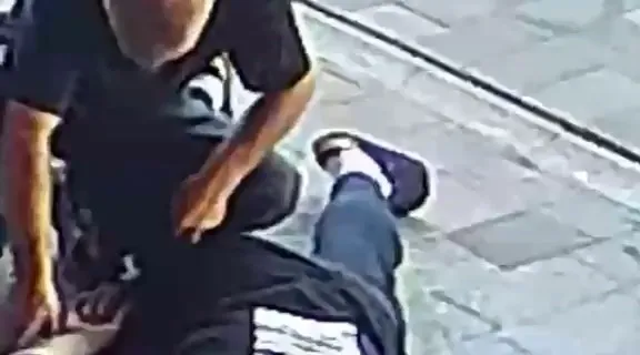 Vicdansızlığın böylesi: Bayılan gencin cüzdanını böyle gasp etti