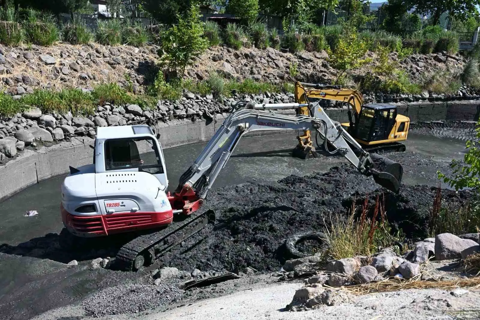 Manisa'nın gözbebeği Atatürk Kent Parkı'nda hijyen operasyonu