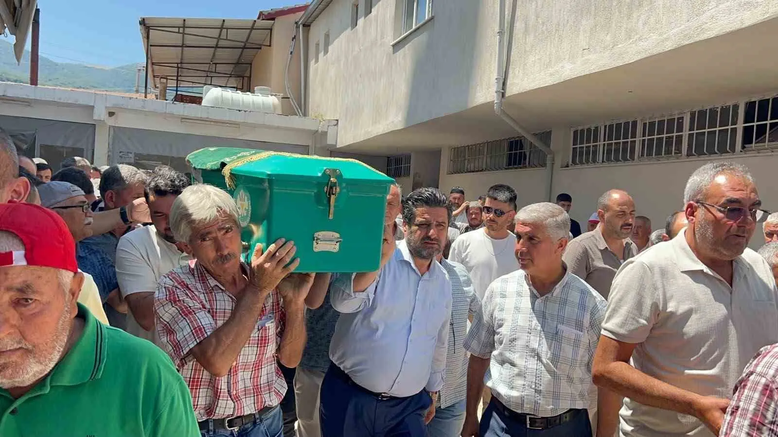 Manisa'da trafik faciası: İki aile yasa boğuldu
