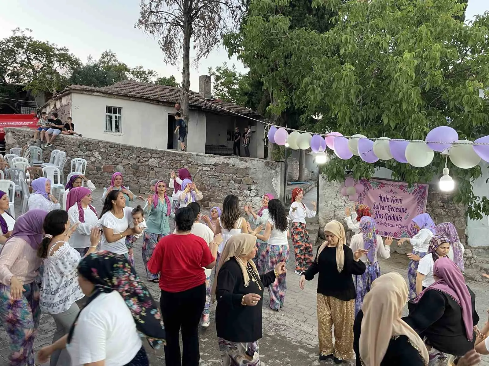 Şehzadeler’de nostalji rüzgarı: Mahalleli kadınlar şalvarlarını giyip meydanlara indi