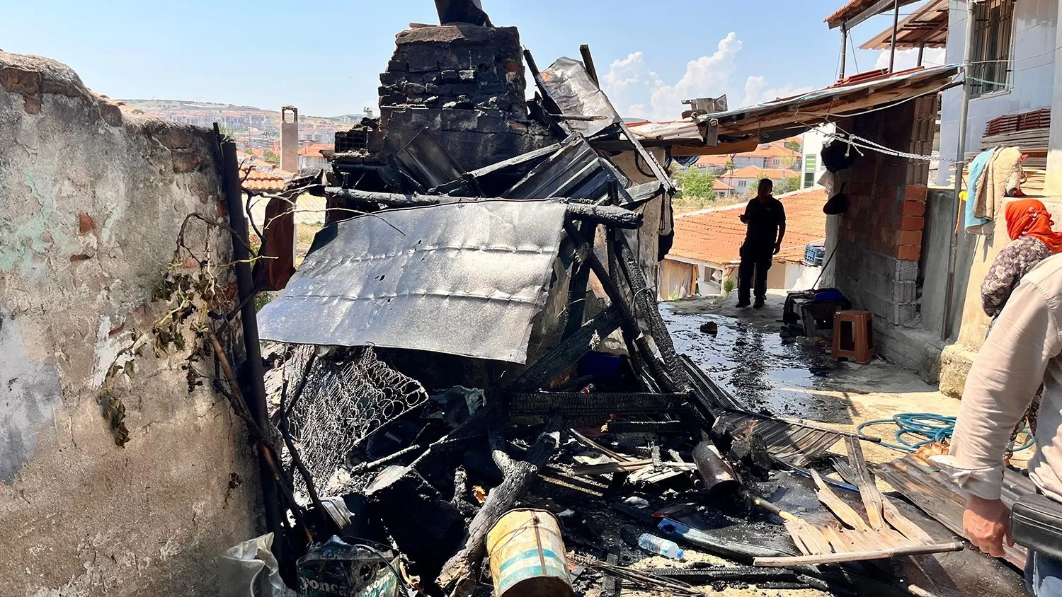 Manisa'da korkutan fırın yangını: Ekipler alevleri büyümeden durdurdu