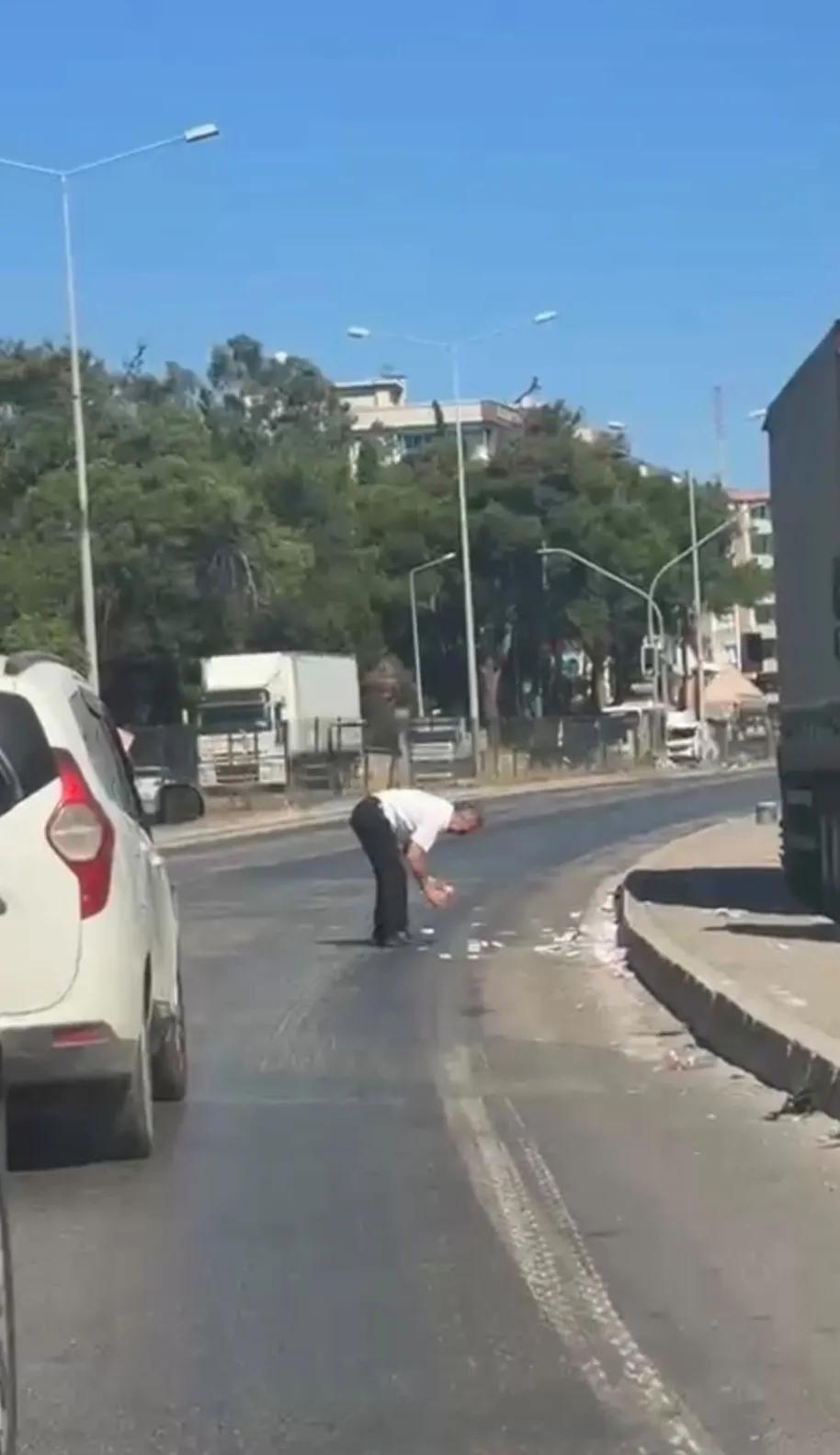 Torbalı'da şaşkına çeviren olay: Yolun ortasına saçılan paralar trafiği kilitledi