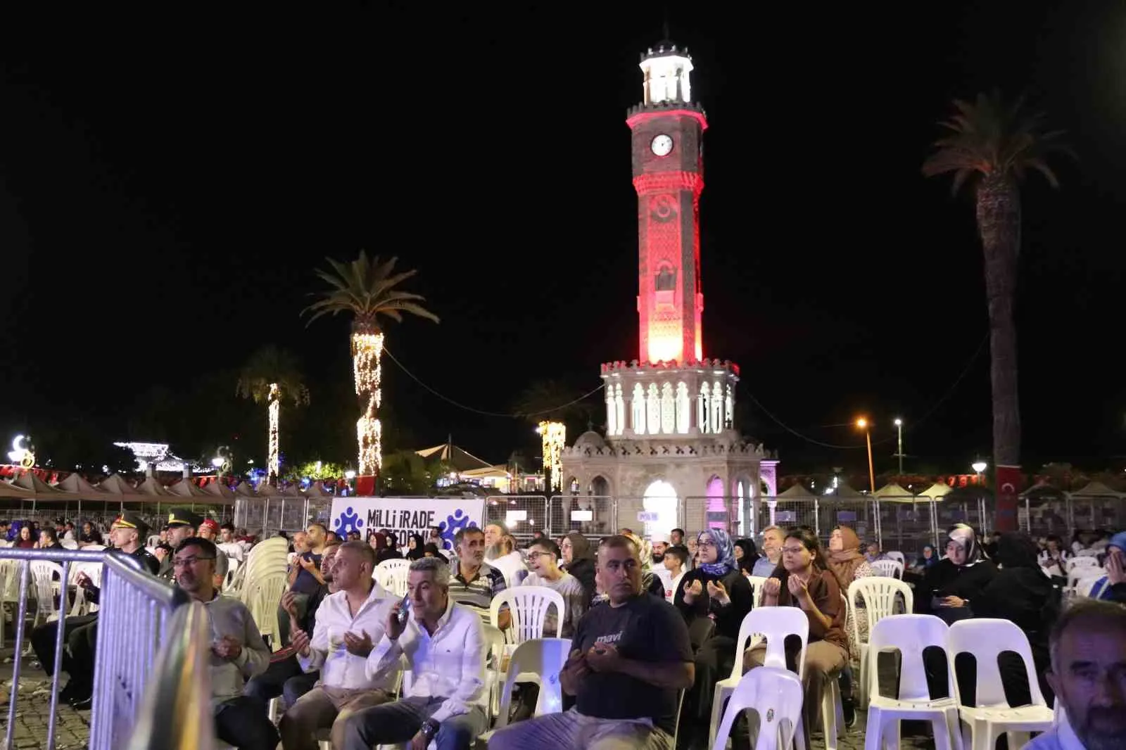 İzmir’de 15 Temmuz nöbeti: Meydanlar tek yürek oldu