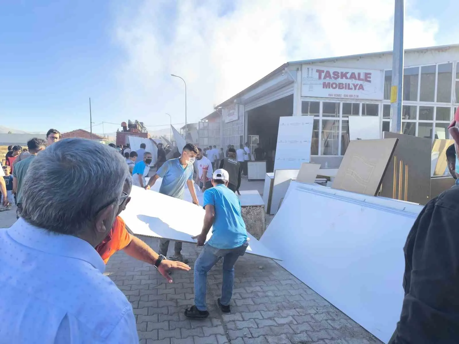 Şuhut sanayisinde korku dolu anlar: Mobilyacı dükkanında tüp patladı