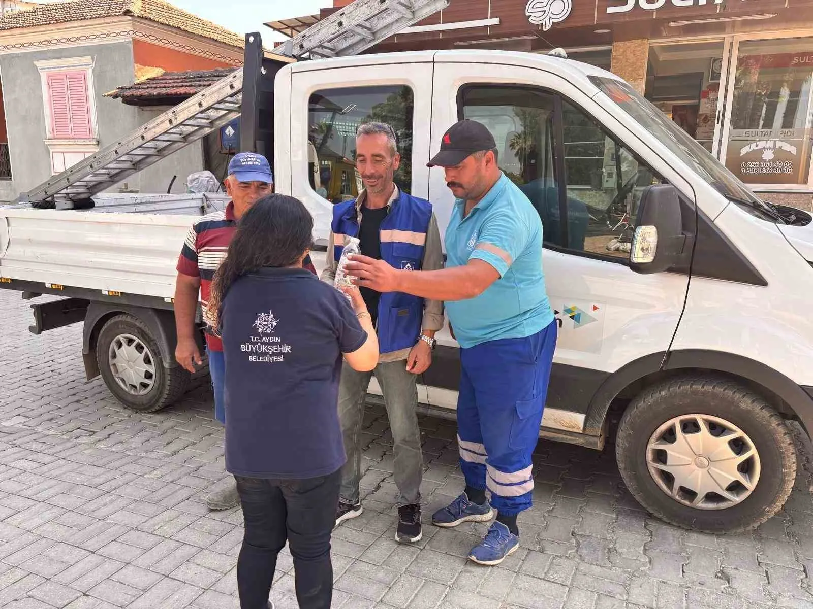 Kavurucu sıcaklar Aydın’da mesaiyi durduramadı: Emekçilere serinleten destek