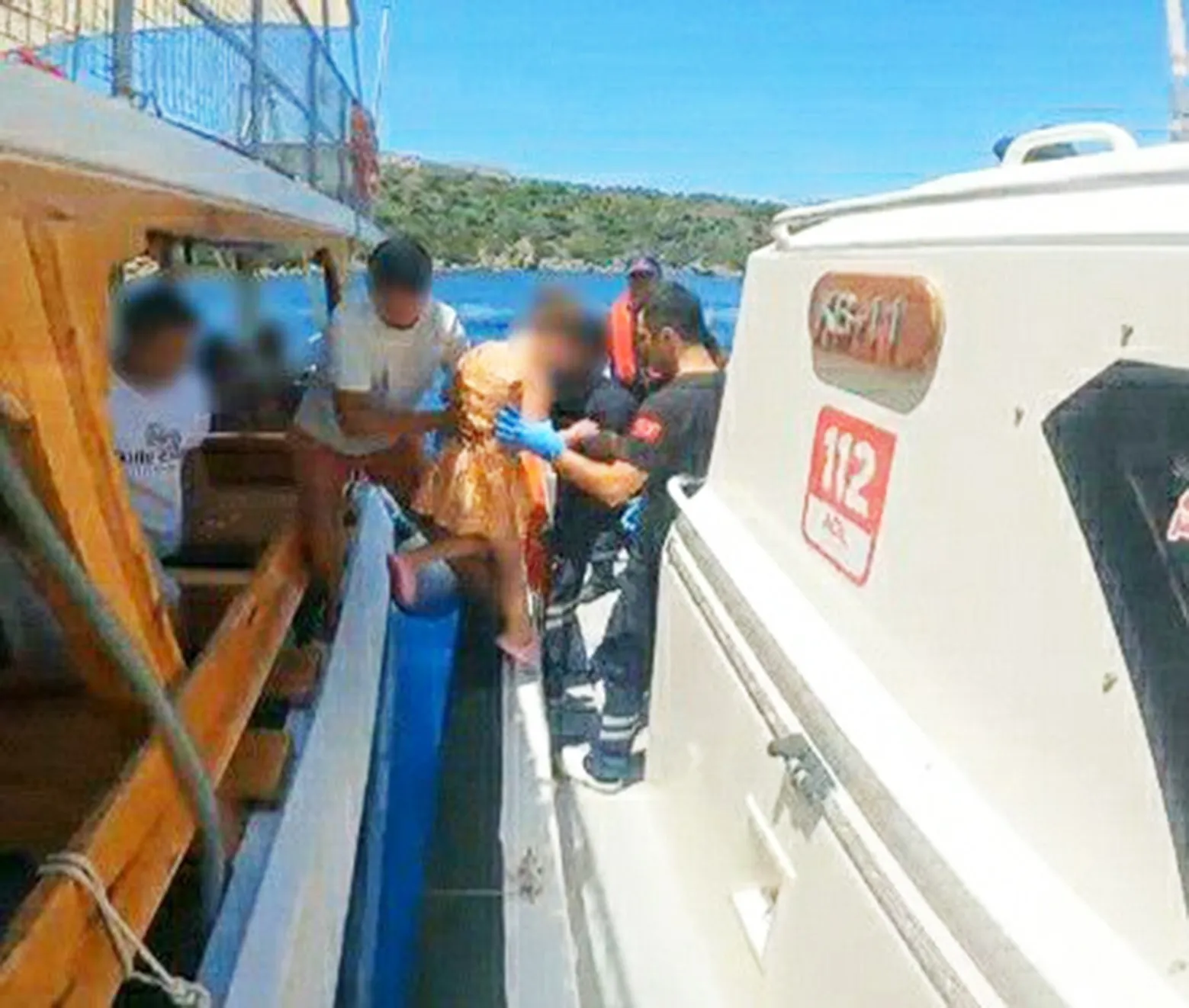 Muğla kıyılarında acil durum: Sahil Güvenlik iki vatandaşı hastaneye yetiştirdi