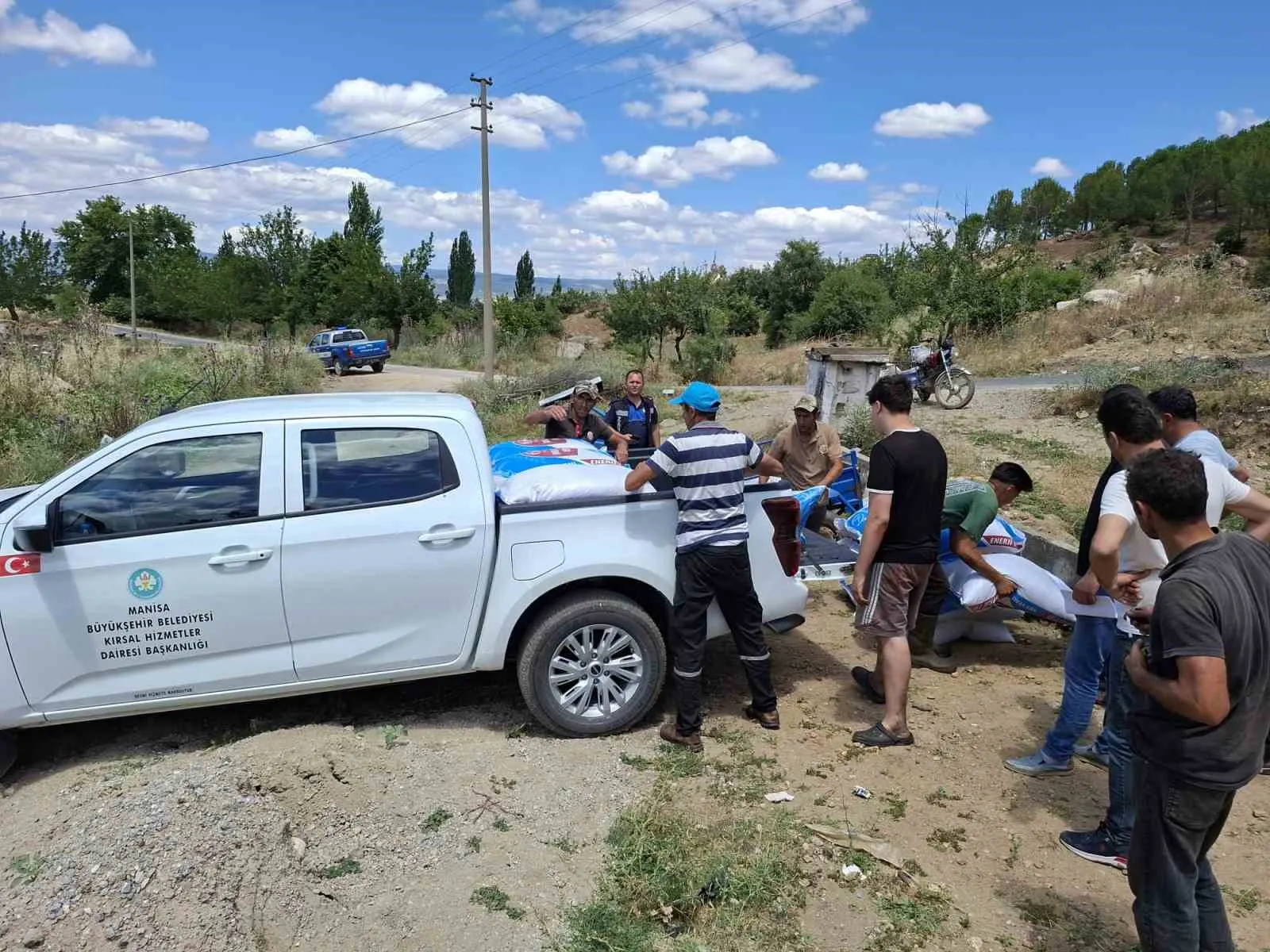 Gördes’teki yangın felaketinde üreticiye can suyu: Büyükşehir’den acil destek eli