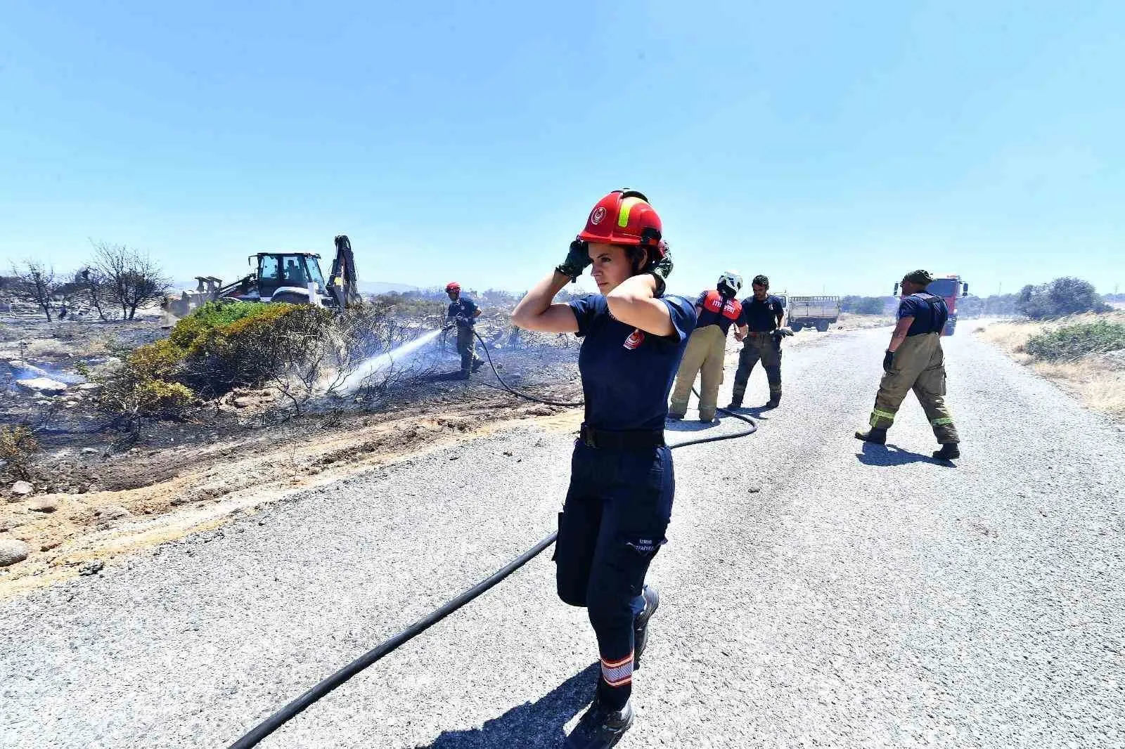 Sirenler çaldığında o direksiyonun başında: İzmir’in cesur itfaiyecisi tabuları yıkıyor