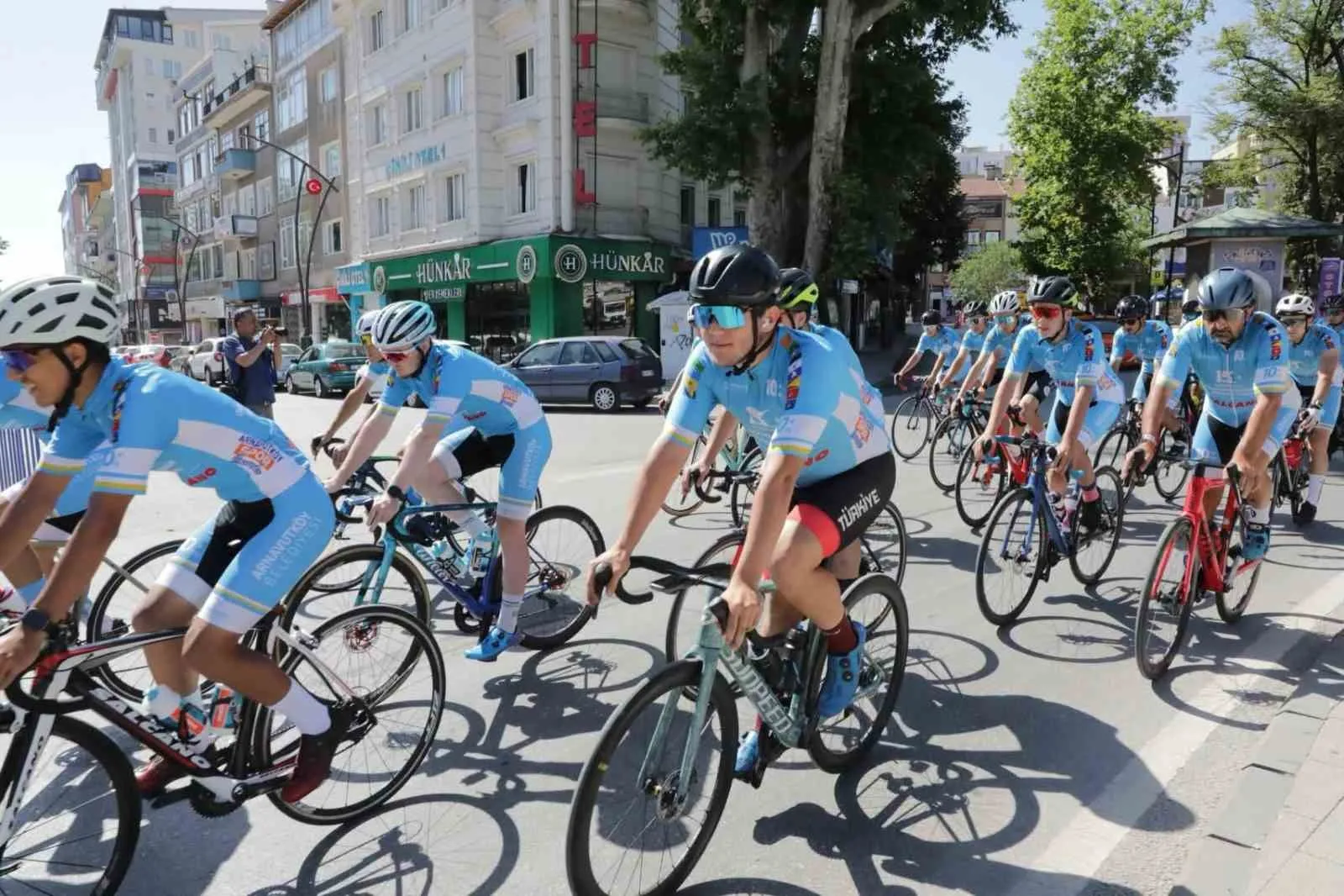 Pedallar demokrasi kahramanı için döndü: Kütahya’dan Niğde’ye anlamlı yolculuk