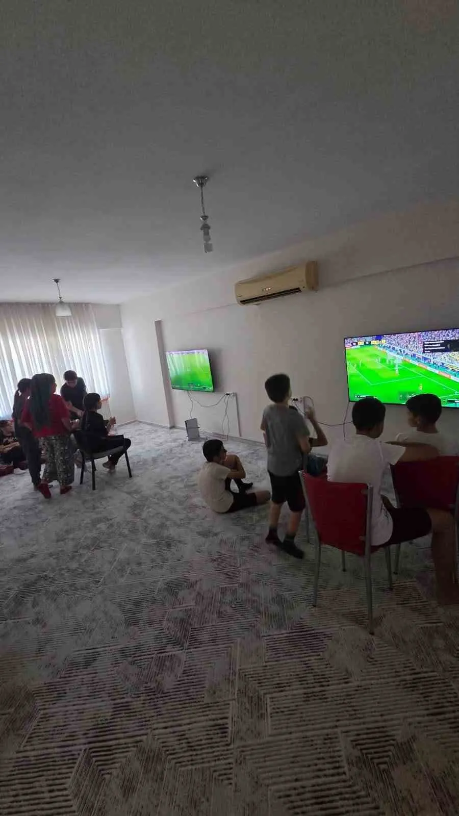 Kuyucaklı miniklere nezaket dersi: Arkadaşlık bağları güçleniyor