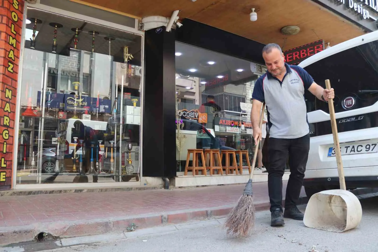 Temizlik işçisinin arabesk tutkusu: Sokakları sahneye, süpürgeyi mikrofona dönüştürdü