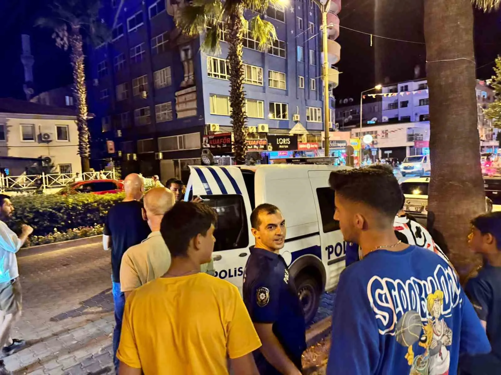 Ortaca'da yürekleri ağza getiren anlar: Çatıdaki genci ikna etmek için seferber oldular